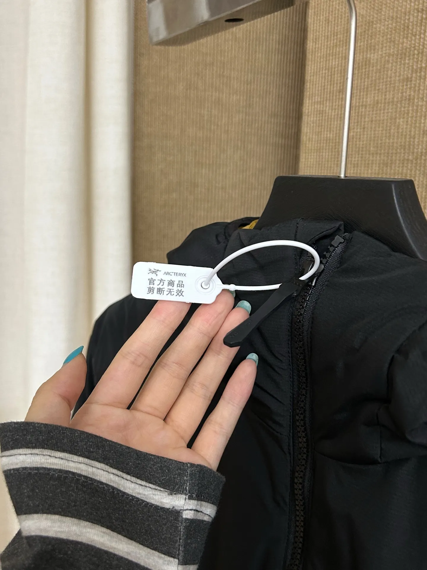 【Arcteryx Atom Hoody 】 : Arcteryx， ， ， 。 ， ， 。 ，Arcteryx ， 。Quality、 ， 。 ， + : ✅ 100% ，Tyono 30 ， ， ✅ ， Wear-Resistant Breathable ✅ ， ， ✅ ， ， ， ✅ 、 ， ， ✅ logo ， ✅ YKK， ✅ ：Coreloft TM Continuous 65 ， ✅（65g/m 2) : ，Breathable ，ATOM Coreloft TM Continuous ， ， ， ， Wear-Resistant ， ， ， 。